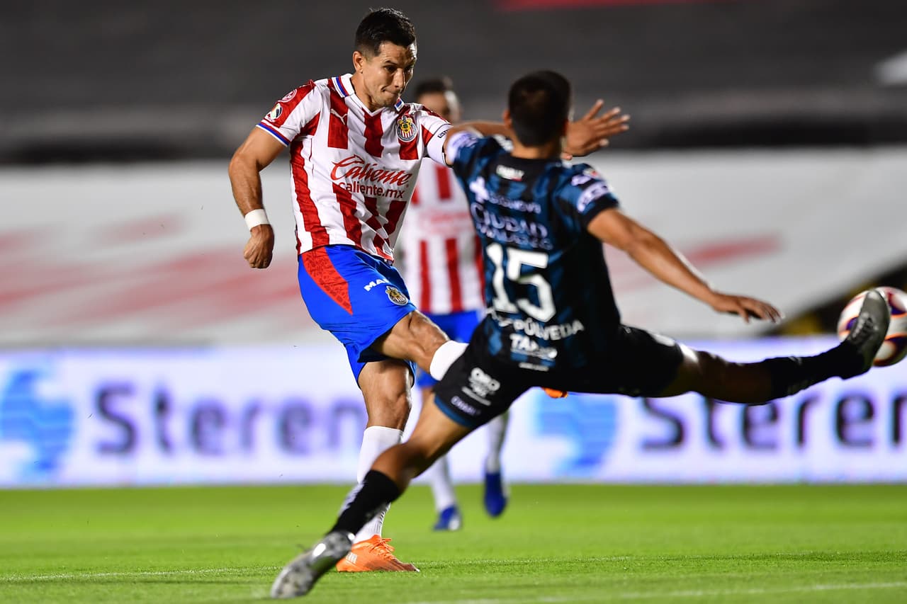Querétaro y Chivas empatan 2-2 en La Corregidora y se conforman con un puntos. Ambos equipos se quedan con 11 puntos, pero Chivas ese sitúa en la décimo lugar mientras que los Gallos se quedan con la doceava posición.
