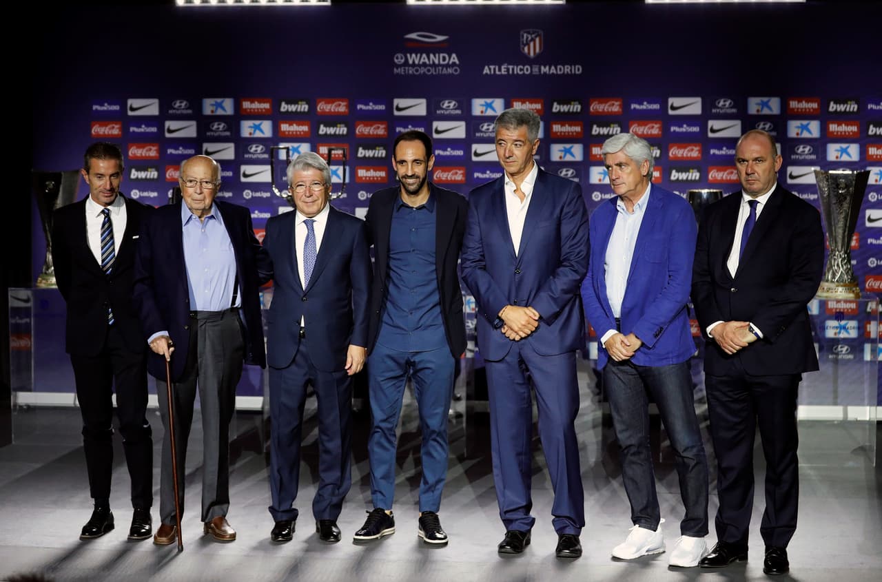 Este jueves, en una emotiva conferencia de prensa, Juanfran Torres dijo adiós a su etapa como jugador del Atlético de Madrid asegurando que volverá pronto por todo lo que le dio el club en su carrera profesional. El lateral, que aún no confirma su próximo destino, se marcha con siete títulos entre los cuales hay una Liga y dos Europa League.