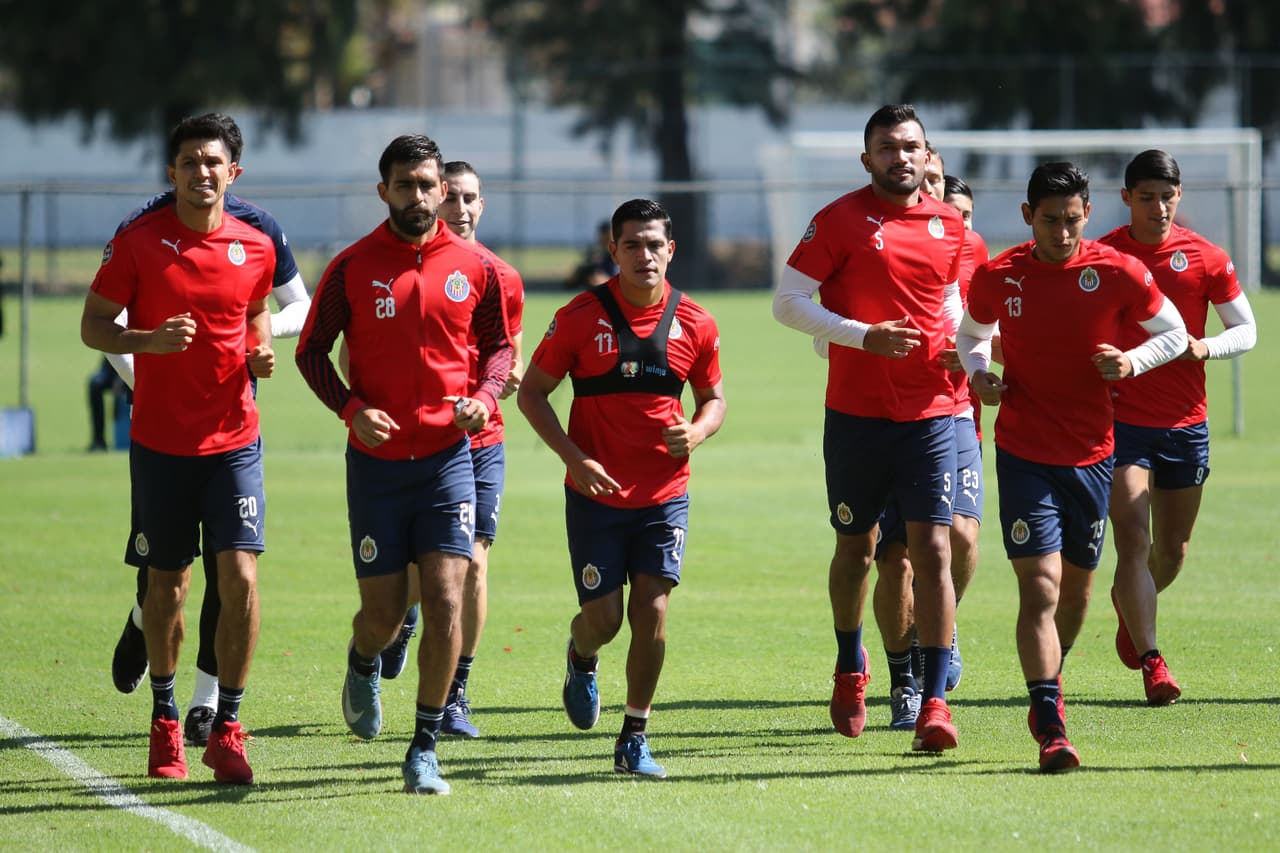 El semblante en el entrenamiento de Chivas de Guadalajara en Chivas Verde Valle es un reflejo de la situación futbolístic del equipo, una crisis que el técnico Tomas Boy aún no logra revertir.