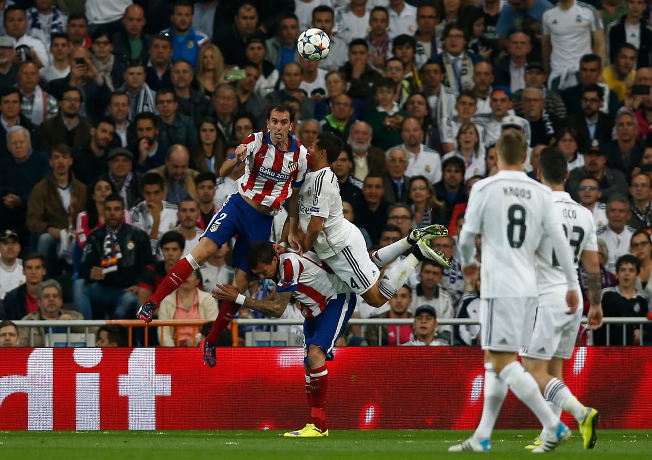 Chicharito sólo jugó una temporada con Real Madrid, hizo nueve goles, de los cuales siete fueron en Liga, uno en Copa del Rey y uno más en Champions League, pero éste fue inolvidable.