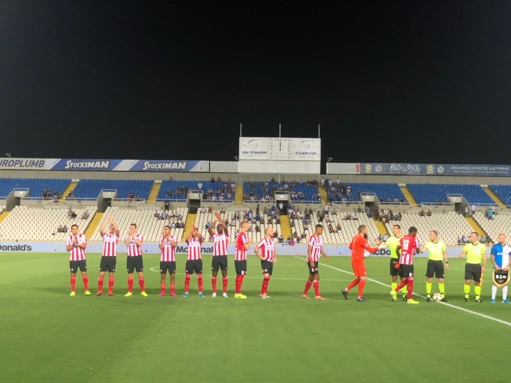 Así se plantaban ambas escuadras con un césped ideal para la práctica del fútbol pero con una entrada bastante pobre en el Estadio de la Asociación Gimnástica de Todos los Chipriotas.