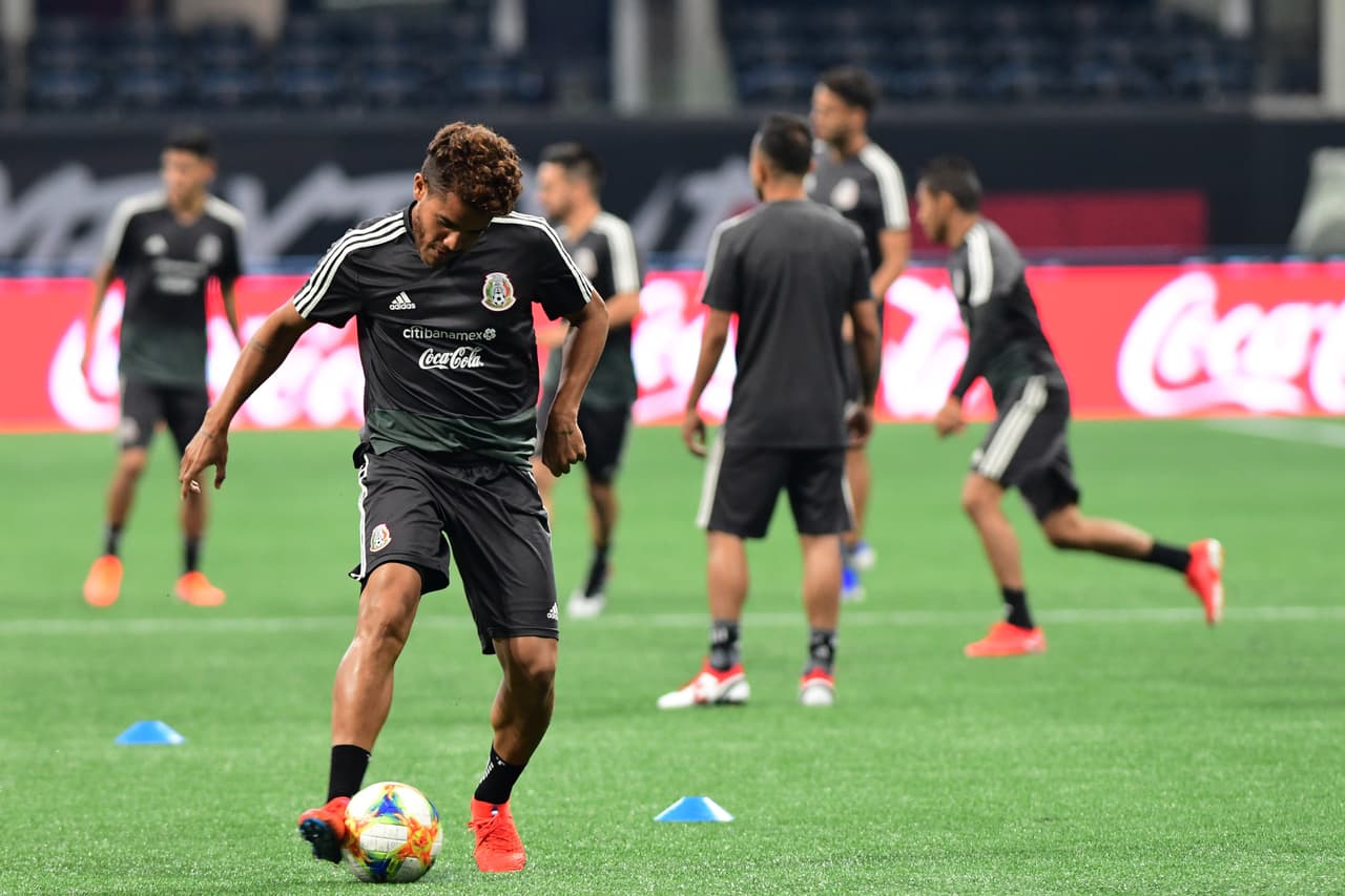 La Selección Mexicana de Fútbol se 'mojó los pies' en la fastuosa casa de los Atlanta Falcons y del Atlanta United, el Mercedes-Benz Stadium, donde jugará este miércoles ante su similar de Venezuela, un partido que sirve a ambos escuadrones de cara a sus compromisos del verano, como la Copa Oro y la Copa América, respectivamente. Así se entrenaron los jugadores del Tri bajo las órdenes de Gerardo 'Tata' Martino en Atlanta esta tarde de martes.