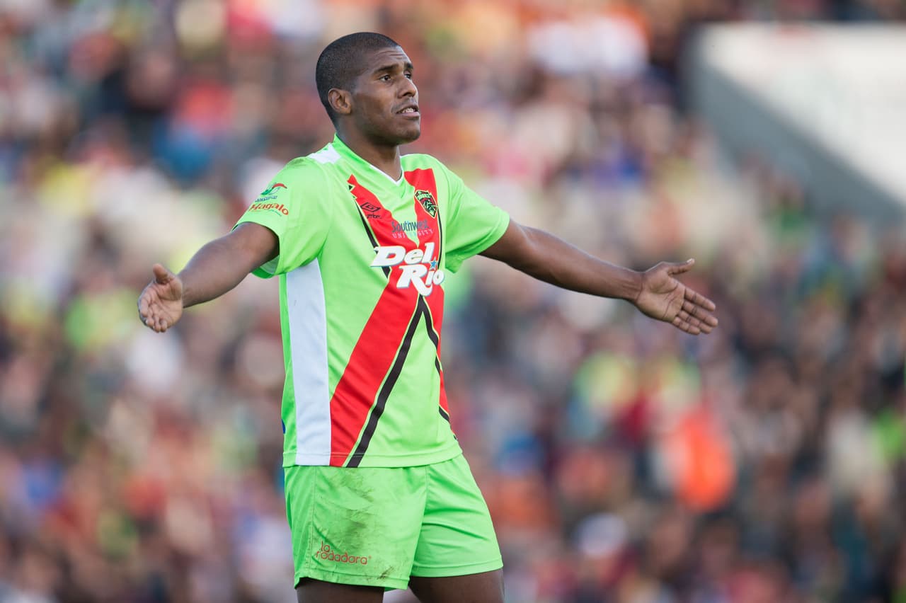 Denuncian ofensas racistas contra brasileño en partido de la Liga de Ascenso