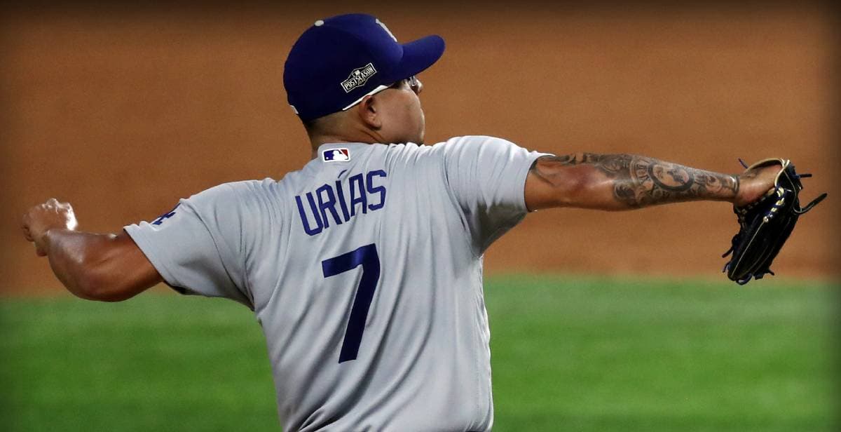 Julio Urías arma un relevo de récord de playoff con Dodgers