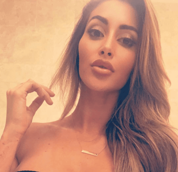 Ella es Claudia Sampedro, una espectacular cubana con quien Julius Peppers sostiene uan relación que ha dado fruto a dos hijos. En el medio del modelaje de los Estados Unidos, Claudia es conocia como la 'Kim Kardashian cubana' por su evidente parecido físico.