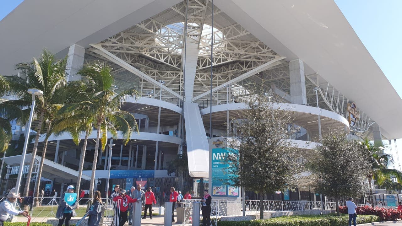 Así se vive el color en el Hard Rock Stadium de Florida previo al partido entre San Francisco 49ers y Kansas City Chiefs.