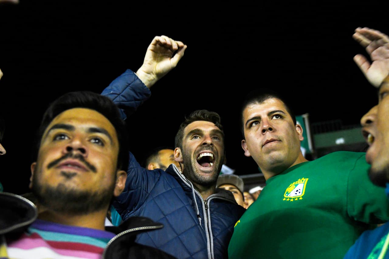 Los aficionados que lo vieron, lo identificaron de inmediato y querían estar con él antes de su partida hacia Sao Paulo, la ciudad que se convertirá en su hogar de ahora en adelante.