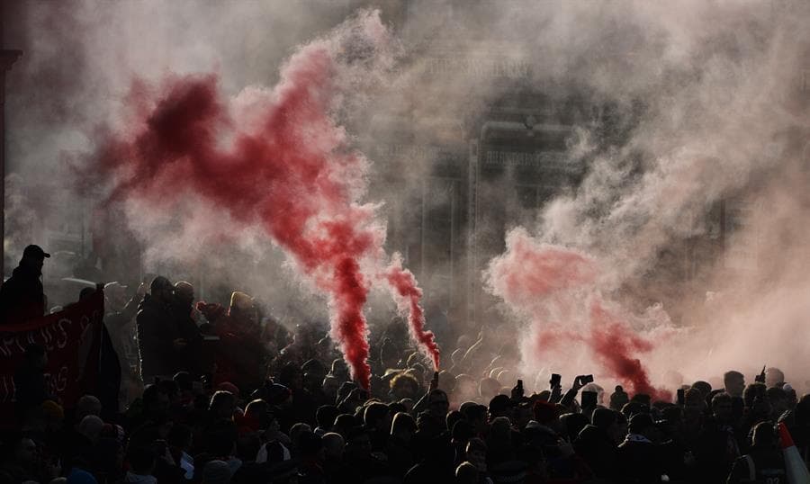 Liverpool se lleva el derbi de Inglaterra con goles de Virgil Van Dijk (14') y Mohamed Salah (93') ante el Manchester United. Liverpool sigue invicto y ya suma 39 partidos sin una derrota.