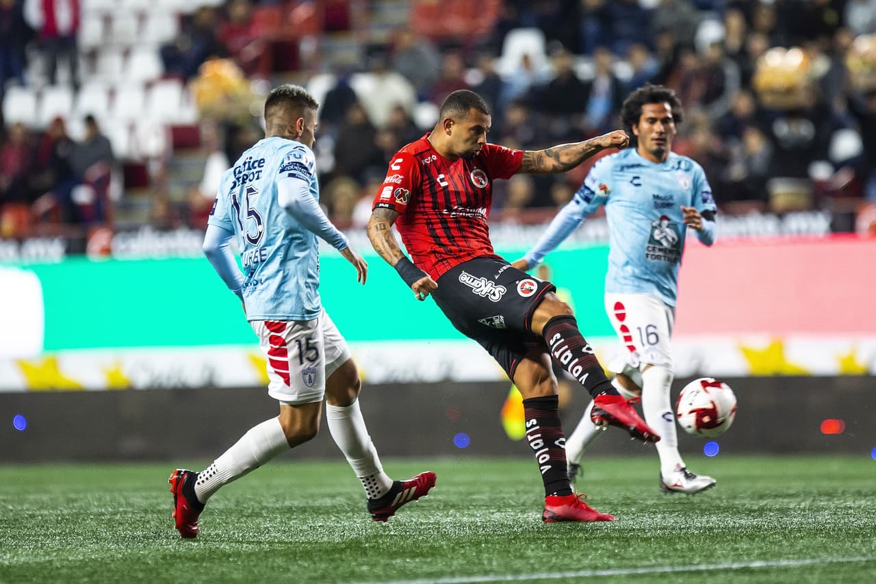 Edwin Cardona no se piensa la jugada dos veces y prueba a Ustari desde fuera del área.