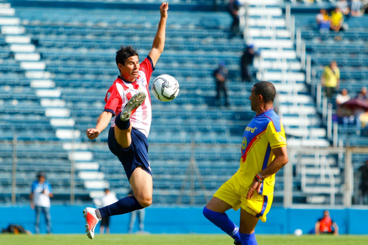 Jonny Magallón y Cecilio de los Santos durante el juego que atrajo aproximadamente a 10 mil espectadores.