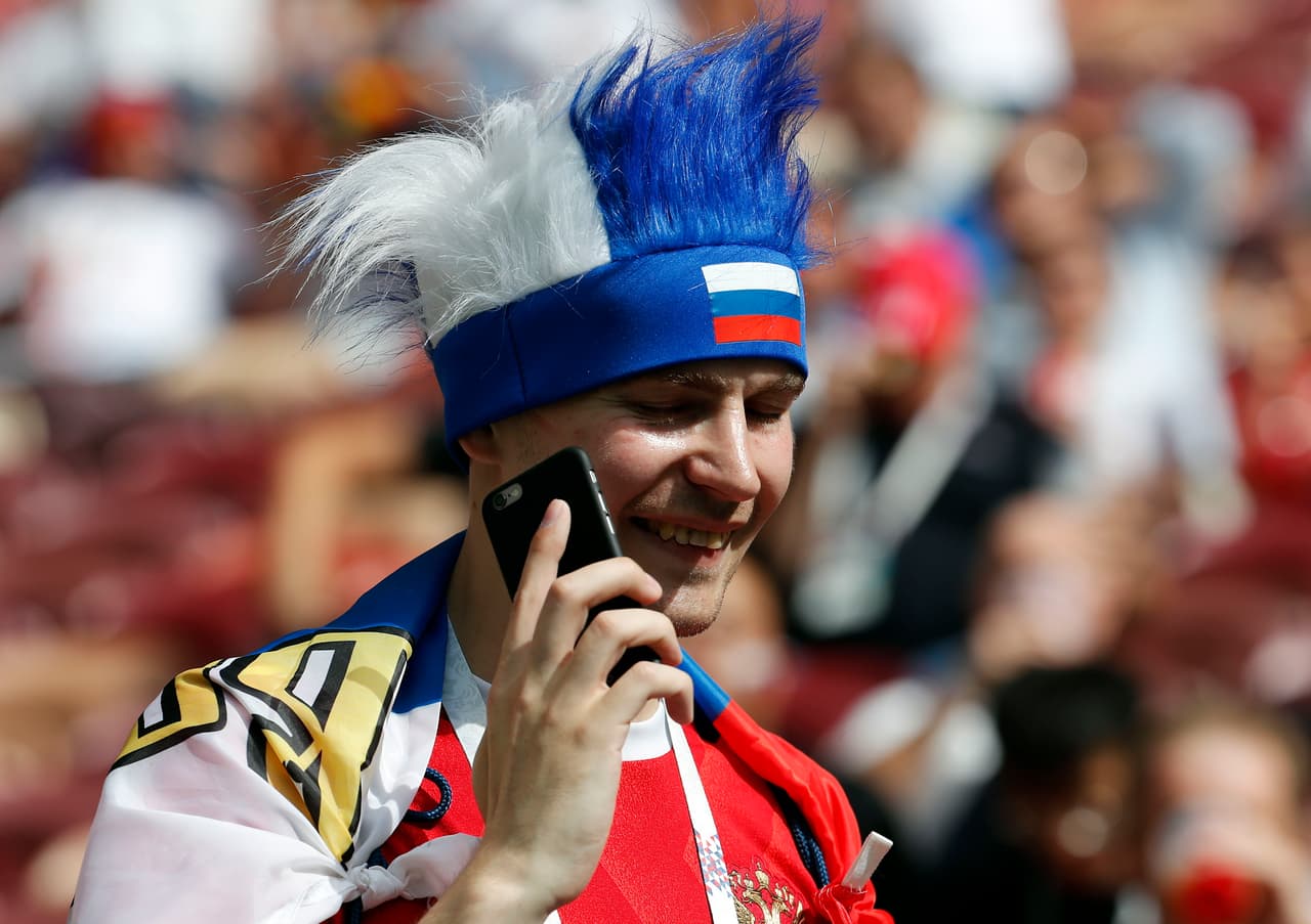 Los fanáticos del duelo entre Rusia y España viven una jornada especial en Moscú y en el estadio de Luzhniki en medio del partido de octavos de final del Mundial de Rusia 2018.