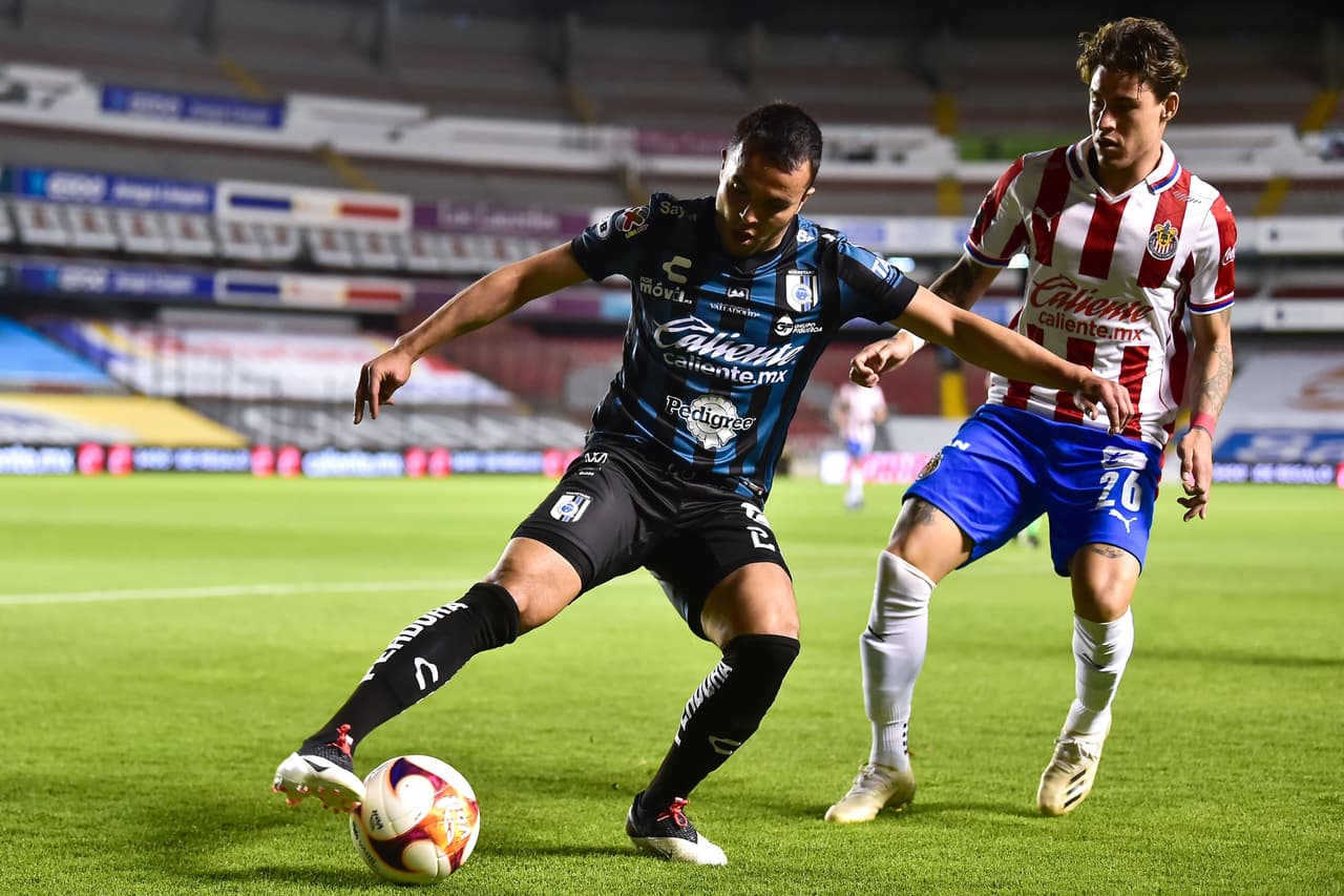 Querétaro y Chivas empatan 2-2 en La Corregidora y se conforman con un puntos. Ambos equipos se quedan con 11 puntos, pero Chivas ese sitúa en la décimo lugar mientras que los Gallos se quedan con la doceava posición.