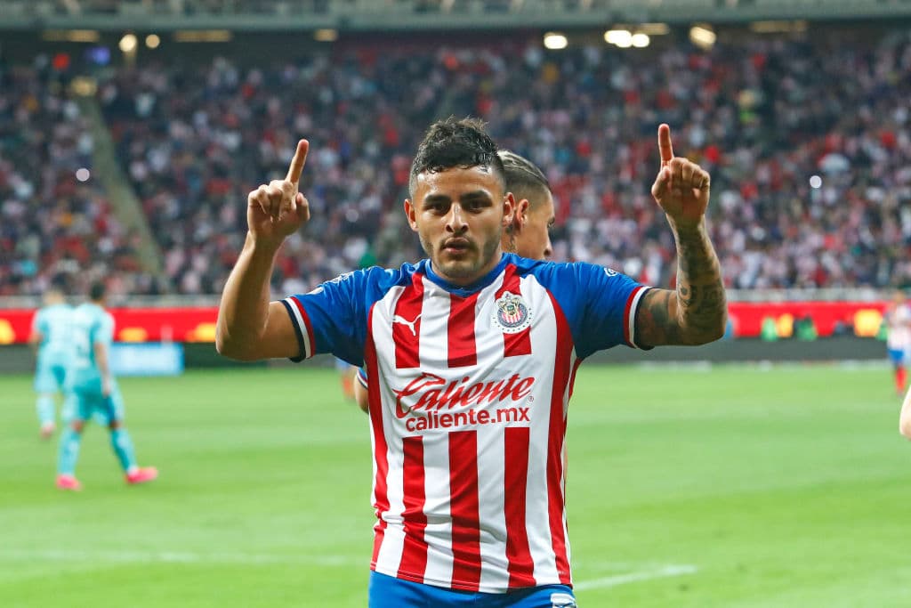 Jugadores de Chivas ayudan a Uriel Antuna tras abucheos
