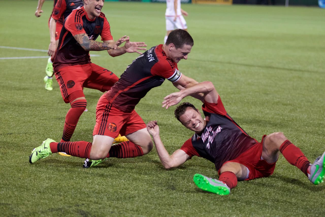 La alegría del gol en tiempo de desecuento. Jack Jewsbury y Will Johnson en la escena para celebrar el 1-0 de Portland Timbers sobre SJ Earthquakes.