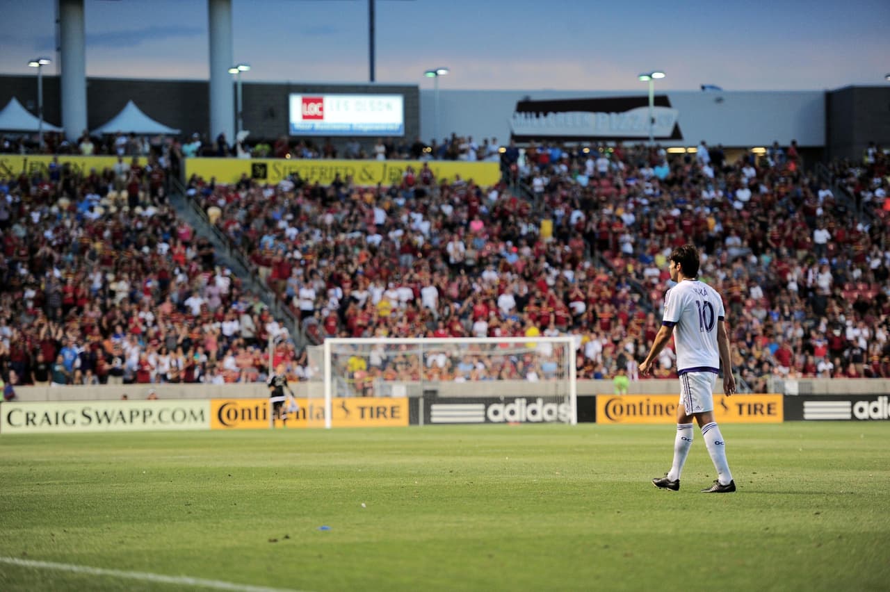 Kaká se fue expulsado tras una entrada sobre Javier Morales en una noche agridulce en Utah.