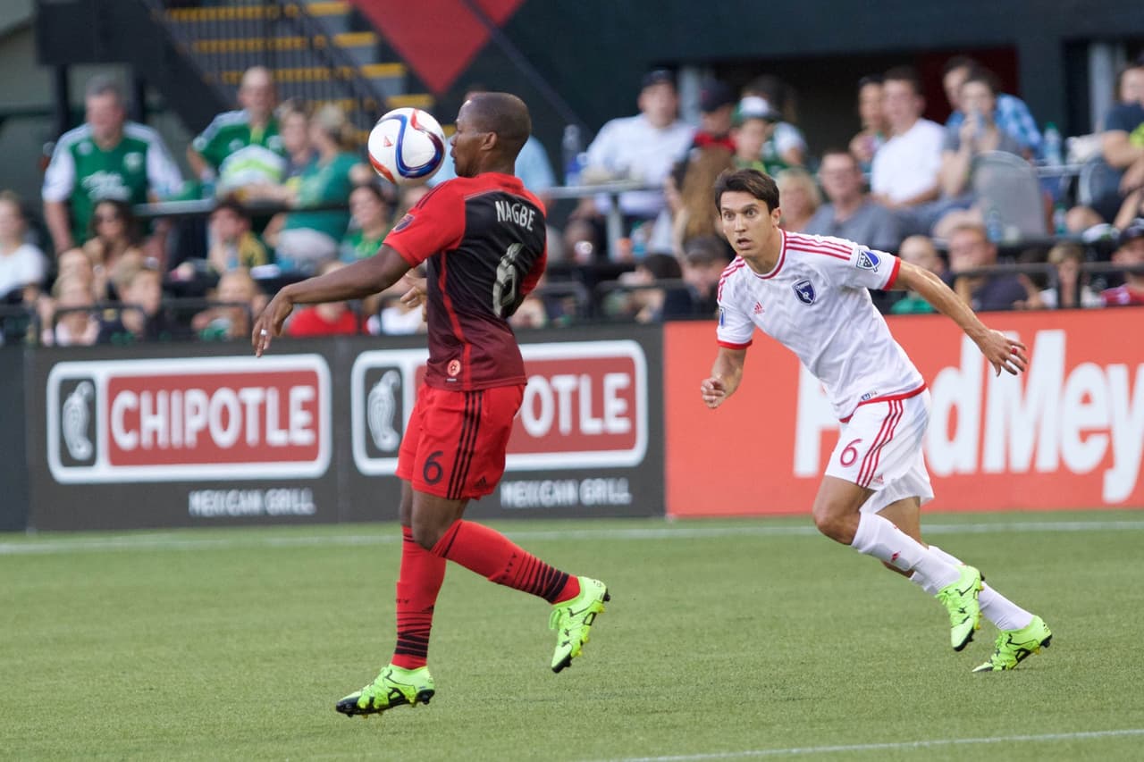 El liberiano Nagbe hipnotiza a la pelota. Shea Salinas, de SJ Earthquakes, sólo puede contemplarlo.