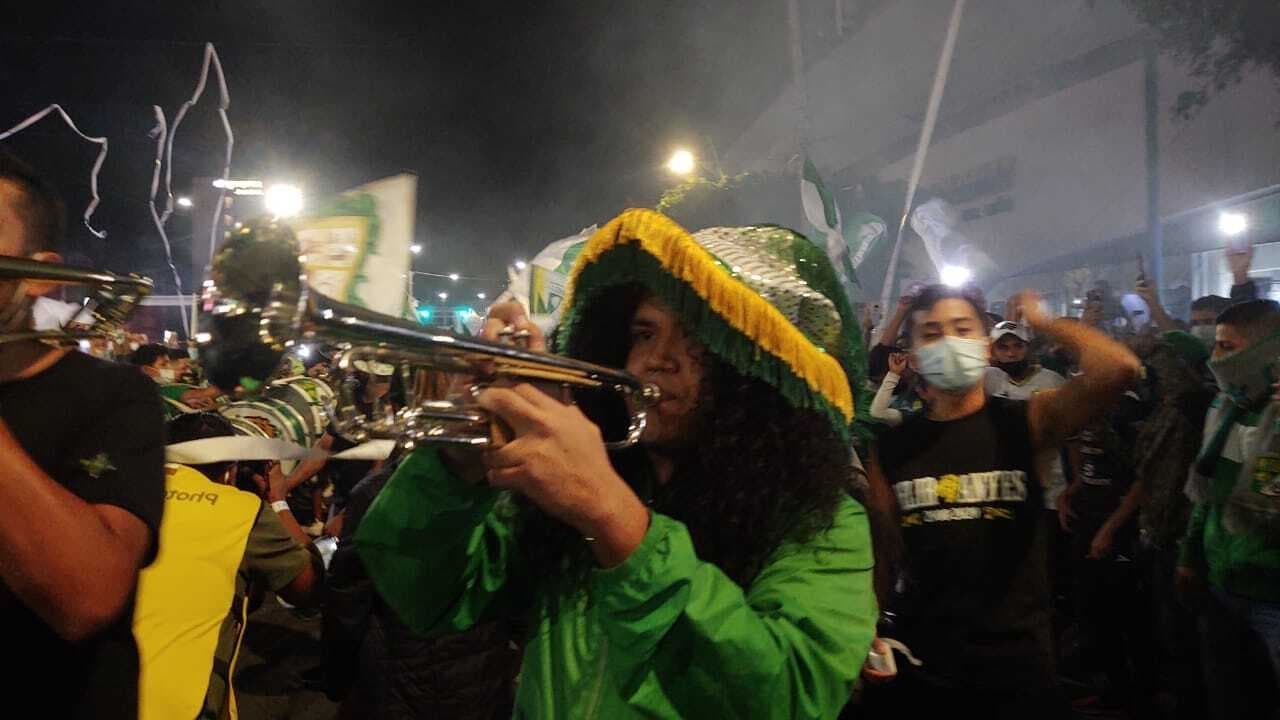 Así se vive la previa de la Semifinal de vuelta León vs Chivas | Los aficionados del conjunto esmeralda dejaron de lado los protocolos sanitarios para apoyar en el Estadio de León.
