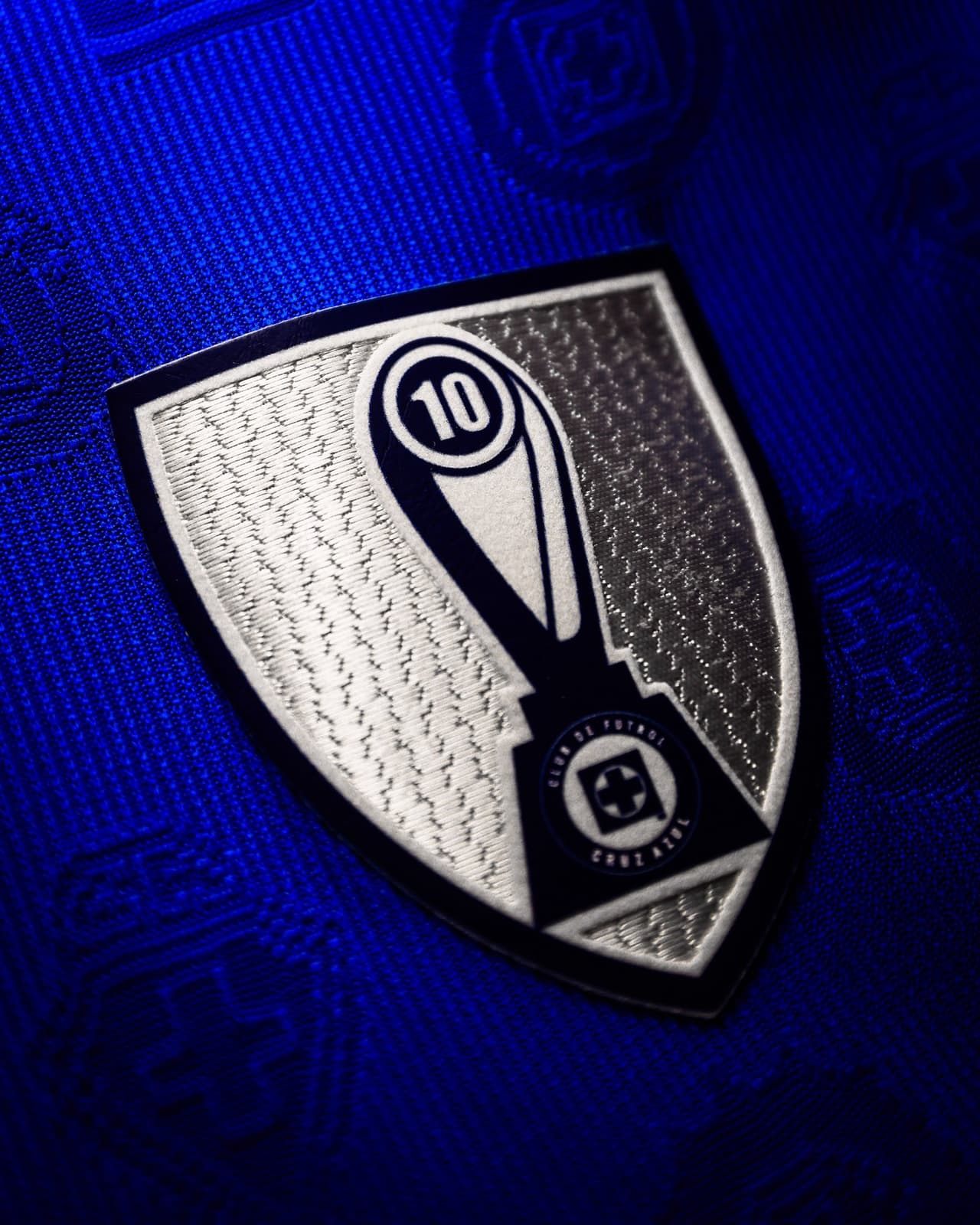 Cruz Azul luce impresionante jersey con tres parches especiales