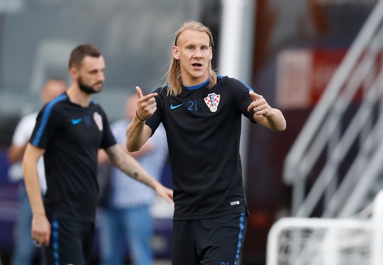 En primer plano aparece el zaguero del Besiktas turno Domagoj Vida. Este defensor con más de 60 convocatorias a la selección mayor croata recibe instrucciones en el entrenamiento final.