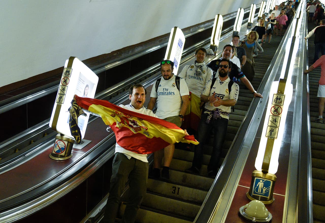 En el metro, aficionados del Real Madrid llegaban cantando y con sus banderas ondeantes de orgullo.