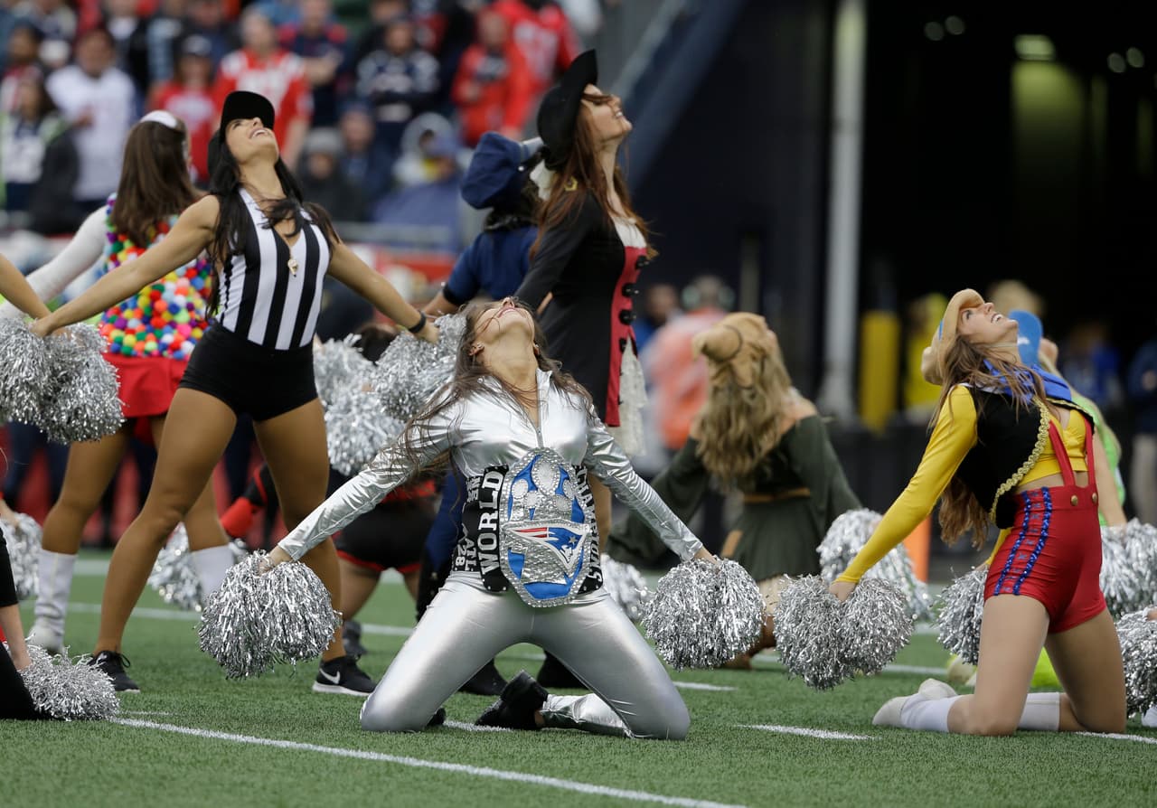 Los diferentes disfraces hicieron parte de las coreografías en el partido Chargers-Patriots, donde los ganadores fueron los epectadores.