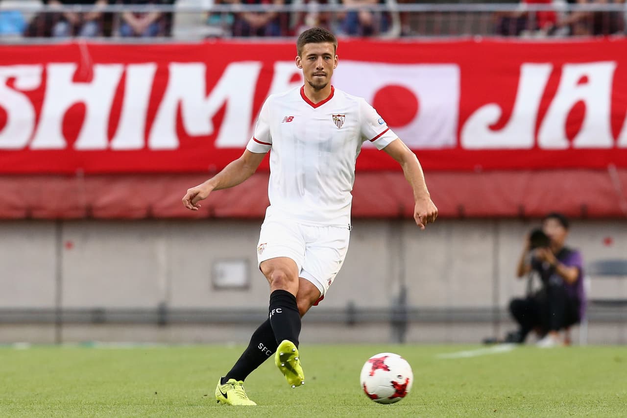 El central francés Clement Lenglet, compañero del mexicano Miguel Layún en Sevilla, negocia su futuro con el club, pues tiene una buena oferta del Barcelona.