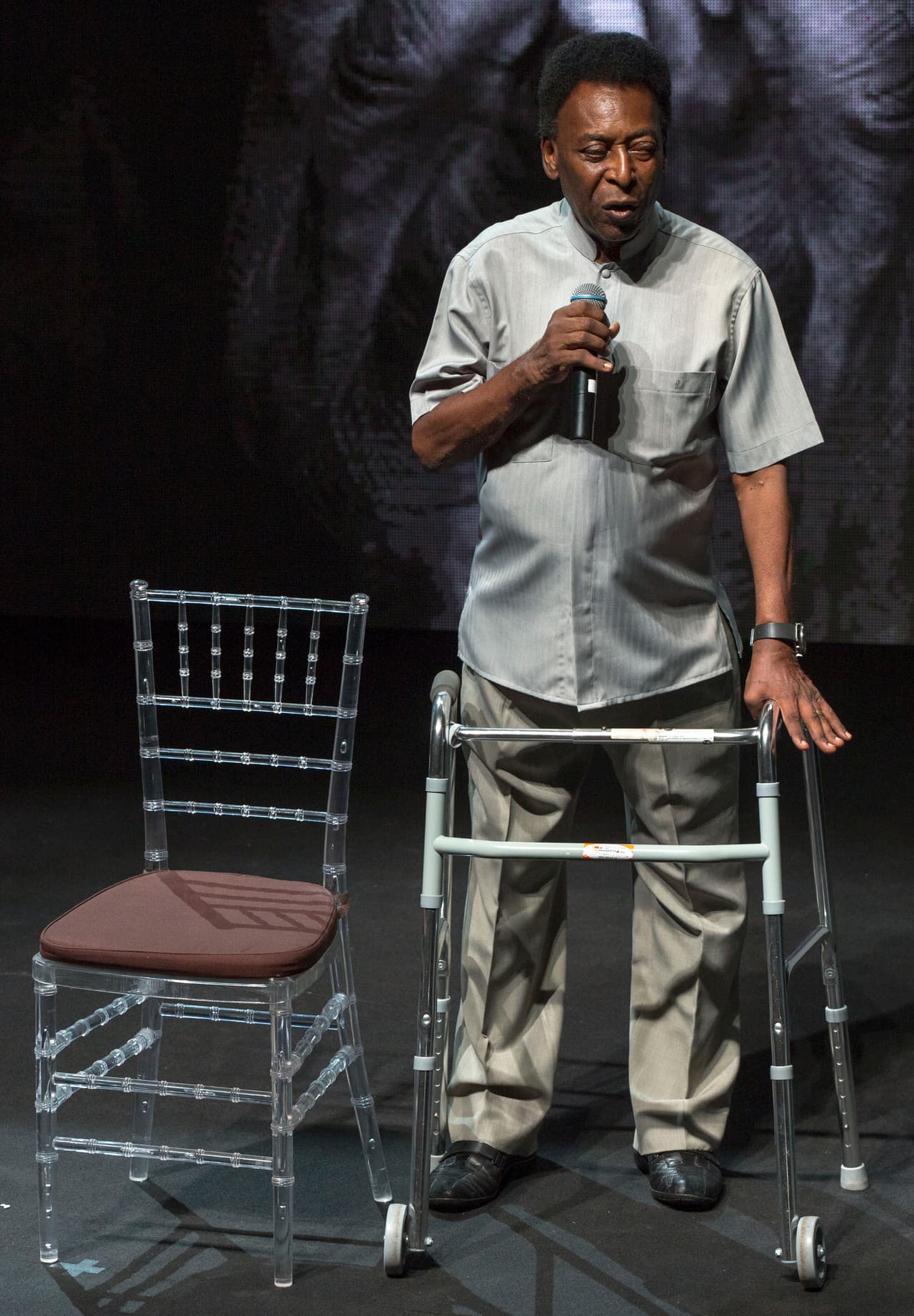 "En estos últimos dos años y medio me sometí a dos o tres cirugías. Me cambiaron el hueso del fémur y me operé el menisco, la columna",contó 'El Rey'.