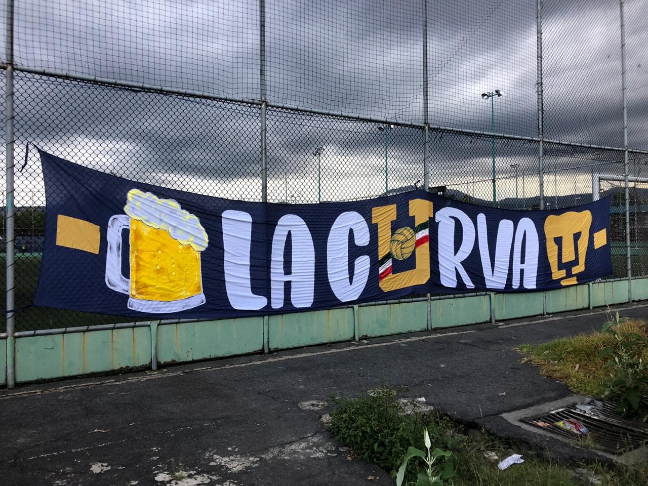 Así se vive la fiesta del fútbol con el encuentro entre azulcremas y auriazules.