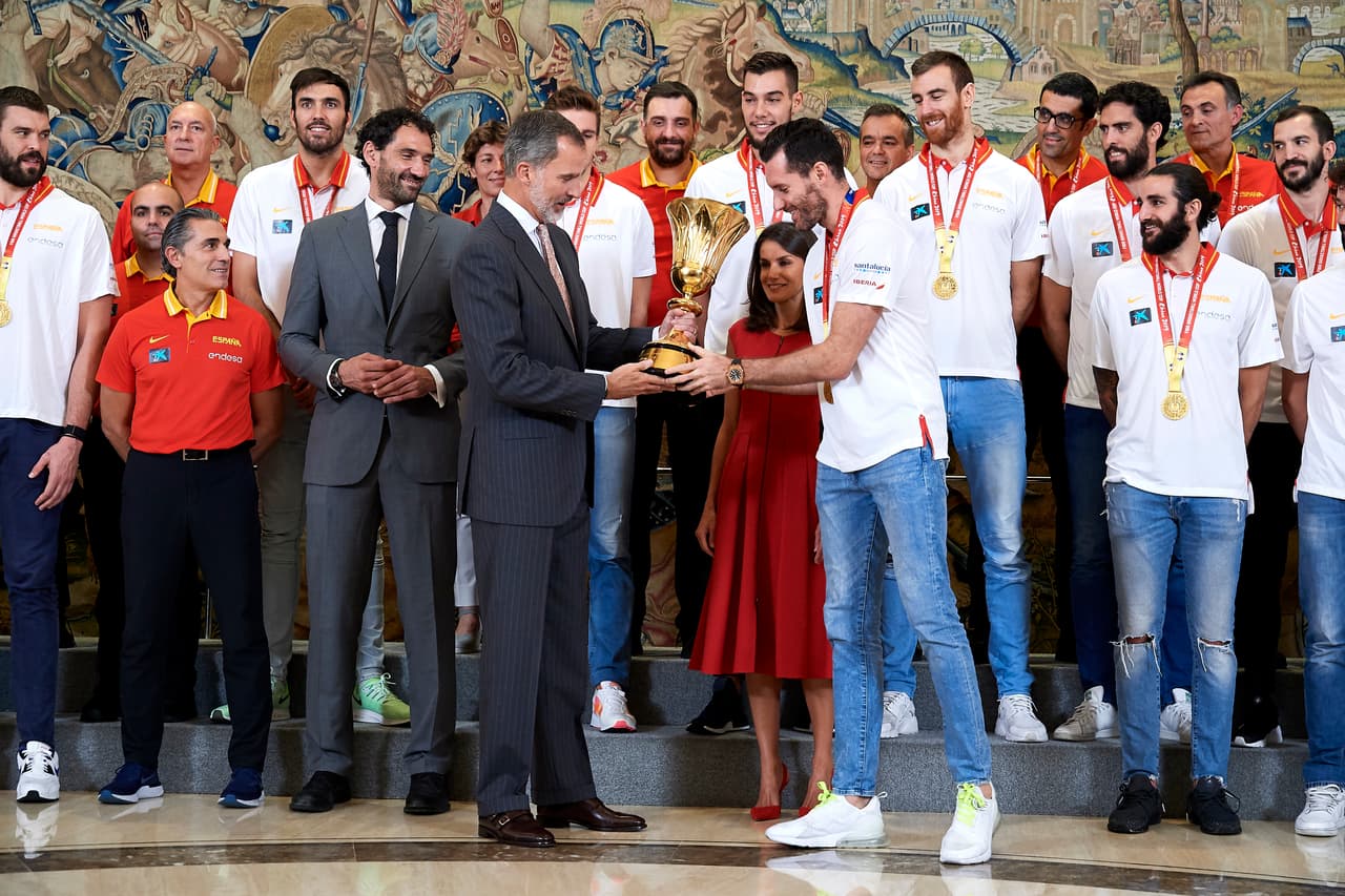 Aficionados esperaron a la selección y así celebraron con los campeones del mundo.