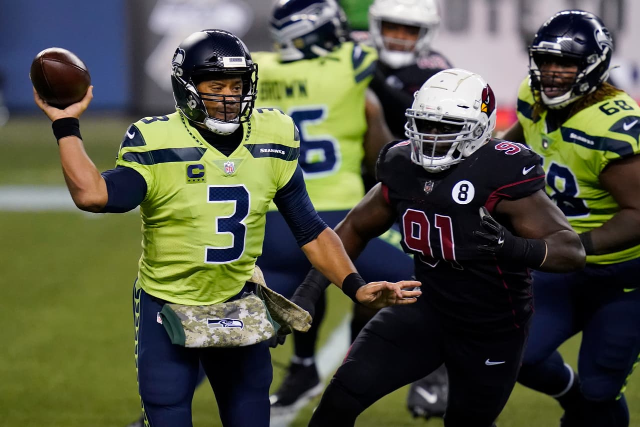Russel Wilson comanda la victoria de 21-28 sobre los cardinals y ponen su record en 7-3.