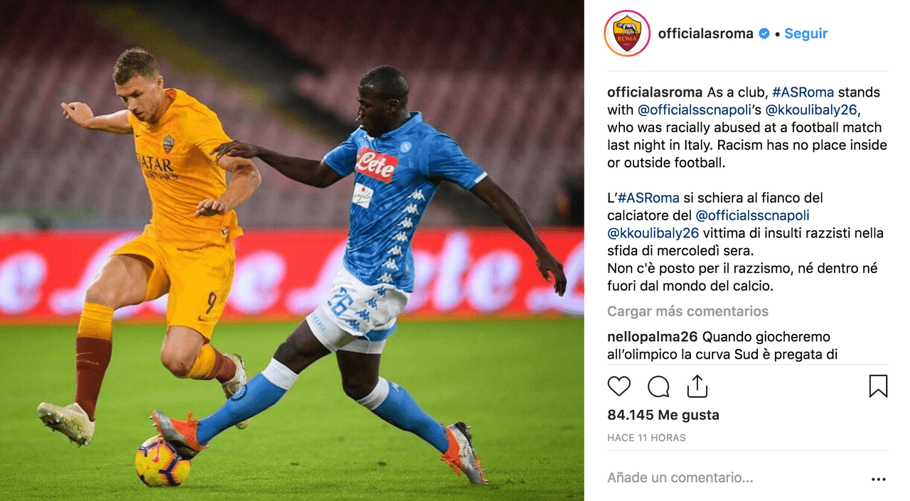 "Como club, AS Roma apoya a Koulibaly, quienb fue objeto de insultos racistas en un partido de fútbol anoche en Italia. El racismo no tiene lugar dentro ni fuera del fútbol": AS Roma.