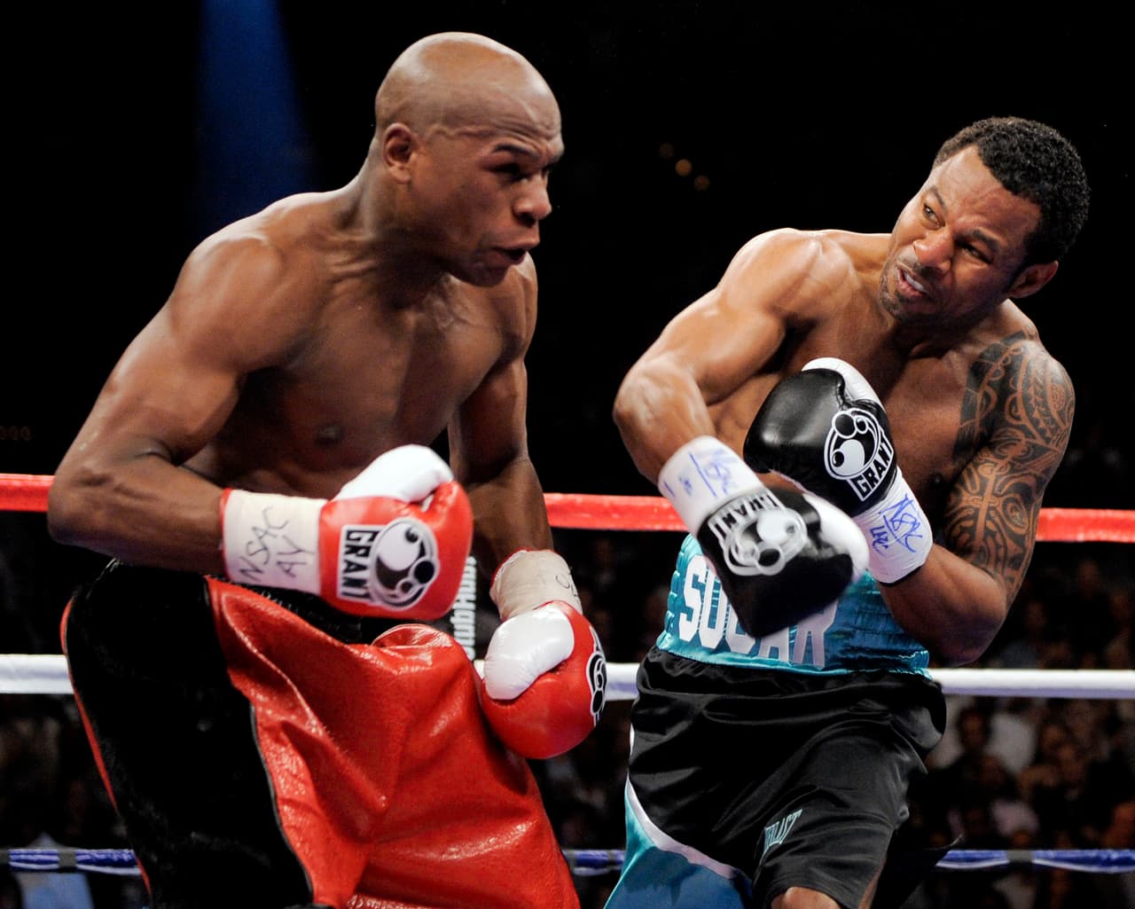 En el segundo round mostraron un combate más agresivo y llegó el derechazo que puso a temblar la esquina del ‘Pretty Boy’. Faltando dos minutos con seis segundos para terminar el asalto, ‘Sugar’ conectó sobre el rostro de Floyd quien inmediatamente le sujetó el brazo agresor.