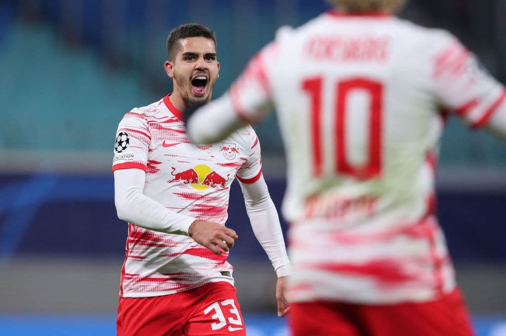 RB Leipzig derrota 2-1 al Manchester City de Pep Guardiola con goles de Dominik Szoboszlai y André Silva, para los 'Cityzens' descontó Riyad Mahrez ya al filo del partido. La escuadra alemana se queda con el tercero de grupo.