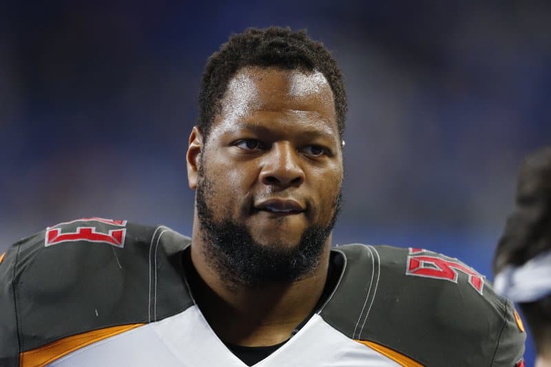 Buccaneers retienen a Ndamukong Suh; mantienen la defensiva intacta