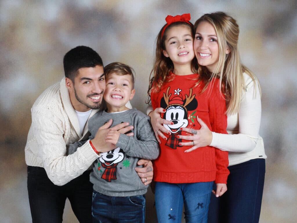 Luis Suárez apeló al 'ugly sweater' para presentarse en Navidad.