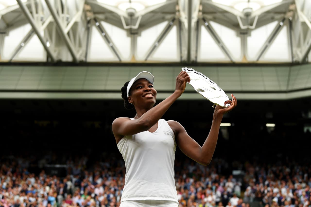 Garbiñe es apenas la tercer jugadora que derrota a Venus Williams en una final de Grand Slam tras Martina Hingis y su hermana Serena Williams quien la ha vencido en 7 ocasiones.