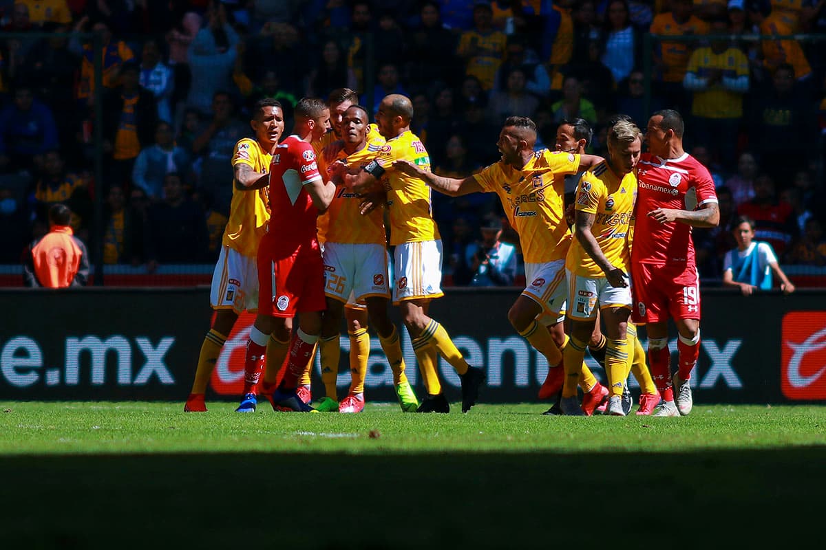 Los jugadores de Toluca le protestaron a Quiñones tras la celebración en la que fue amonestado por sacarse la playera.