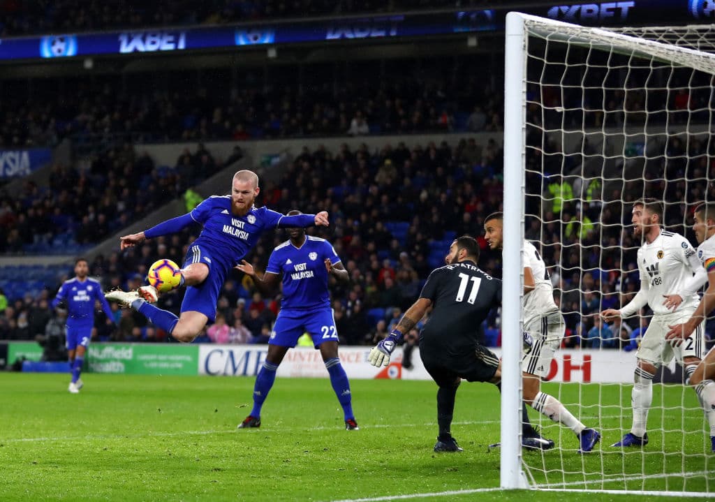 El islandés Aron Gunnarsson (izquierda) anotó este golazo de volea al minuto 65 para empatar el juego para los coleros de la Premier League, el Cardiff City.