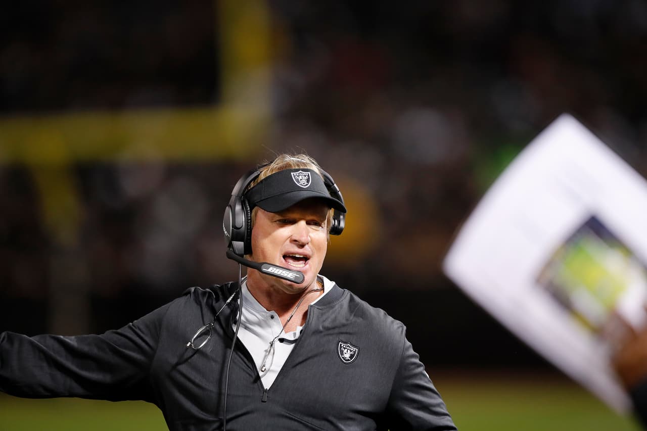 Dentro del equipo de trabajo del head coach Jon Gruden, la joven de 26 años será la primera entrenadora asistente, con la responsabilidad de estar en el equipo de fuerza y acondicionamiento físico.