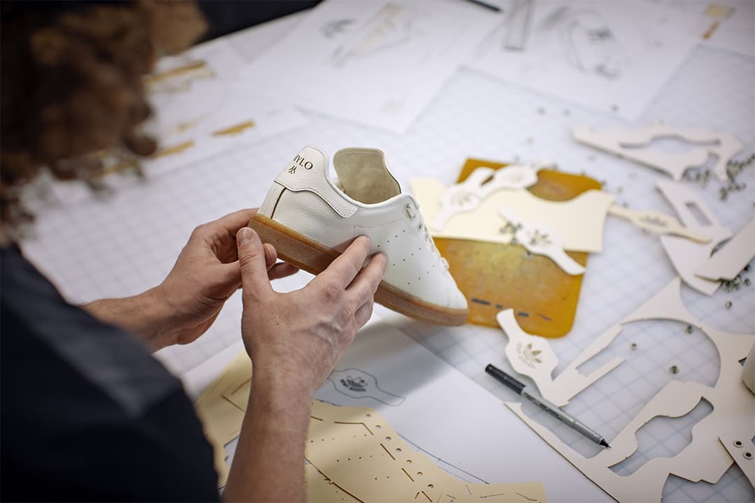 La parte superior exterior, las rayas perforadas, la superposición de la lengüeta del talón y la marca premium están hechos con Mylo y la entresuela del zapato está hecha de caucho natural.