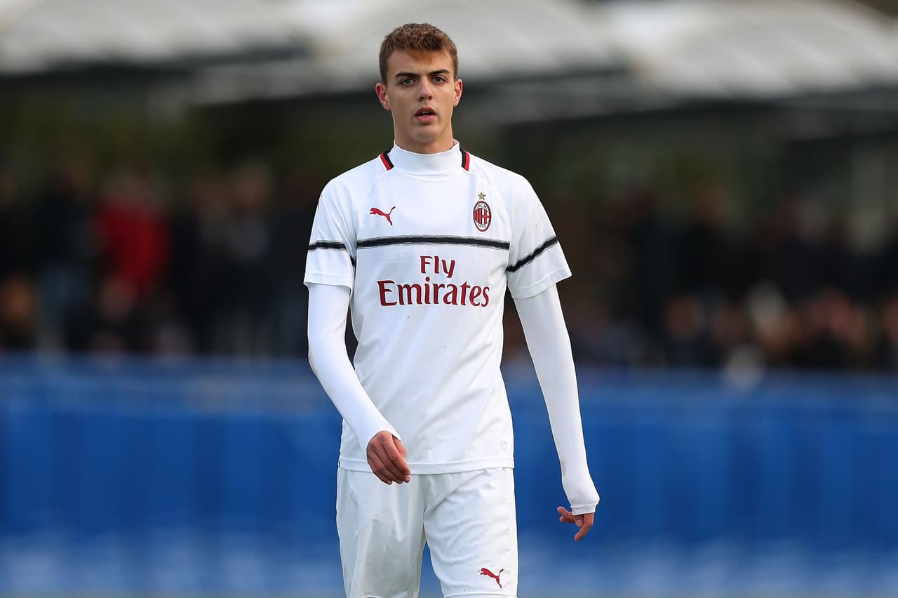 <b>Daniel Maldini</b>, nacido el 11 de octubre de 2001 (17 años) debutó en el primer equipo del Milan y cumplió el ciclo tras el histórico paso de su padre (Paolo) y su abuelo (Cesare) con los
<i>rossoneri.</i>