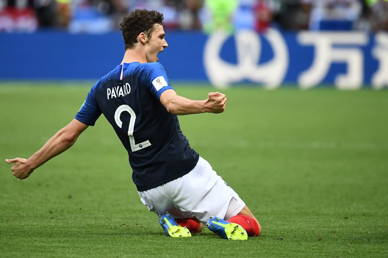 <b>BENJAMIN PAVARD</b>
<br>El lateral derecho francés resultó toda una revelación para su equipo, pues prácticamente llegó al Mundial como un desconocido del Stuttgart, y acabó siendo un bastión por la banda. Anotó quizás el gol más bonito de Rusia 2018 con una volea impresionante contra Argentina. Pavard es un carrilero que lo mismo defiende con fiereza que lastima por el costado como un genial socio para Mbappé.