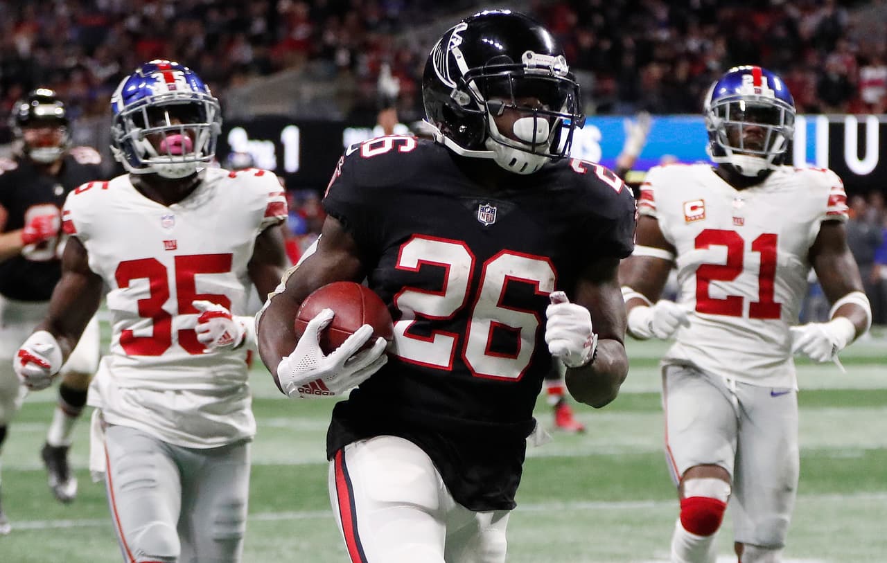 Ya bien entrado el partido en el último cuarto, Tevin Coleman hizo acarreo de touchdown de 30 yardas para poner adelante a los Falcons 20-6, restando 7:47 en el partido.