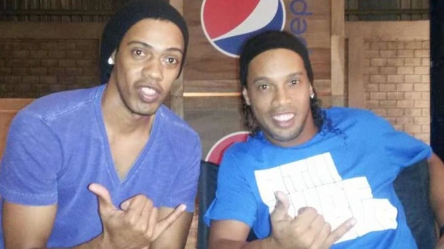 ¡No se talle los ojos! Ronaldinho manda a su doble para firmar autógrafos