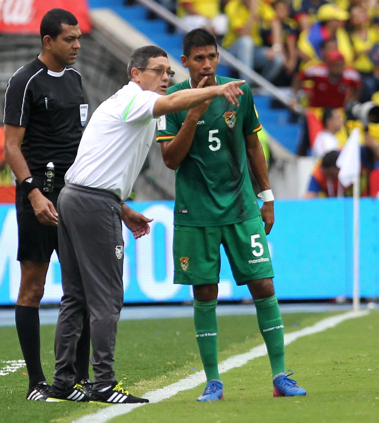 El entrenador Mauricio Soria (Bolivia) dando instrucciones a Cuéllar.