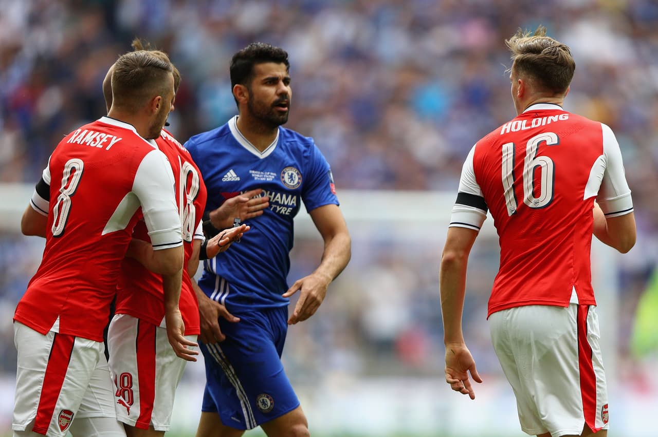 Por momentos los ánimos se calentaron en un partido clásico entre ambos equipos londinenses.