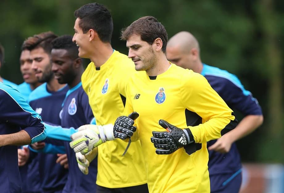 Raúl Gudiño junto con Iker Casillas