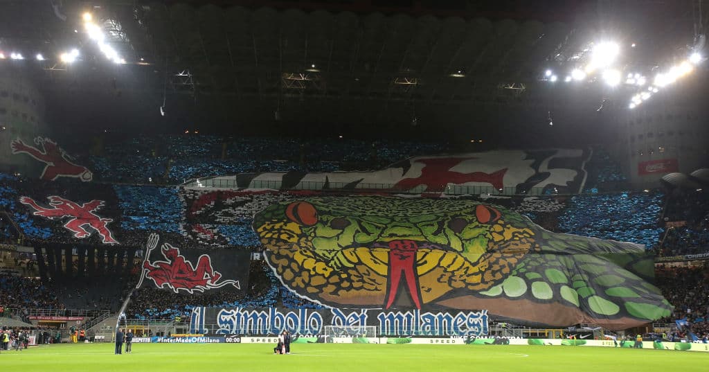 Los fanáticos (tifosi) del Inter desplegaron una serpiente gigante con algunos diablos alrededor.
