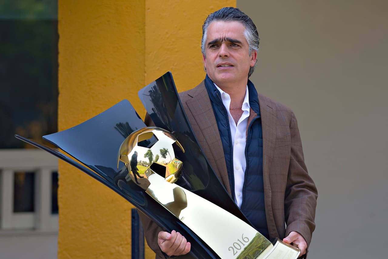Foto durante el Entrenamiento del equipo America, Torneo Clausura 2016 Liga BBVA Bancomer MX, en la foto: Jose Romano presentan el Trofeo de Campeon de la CONCACAF Liga de Campeones 2015-2016 --- 03/05/2016/MEXSPORT/ Javier Ramirez