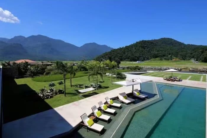 Tras su regreso a Brasil para jugar con Santos, Neymar ha demostrado su amor por las propiedades de lujo, pues presume un imperio inmobiliario en todo el país. Su más reciente adquisición tiene un lago artificial que ya le costó una multa millonaria.